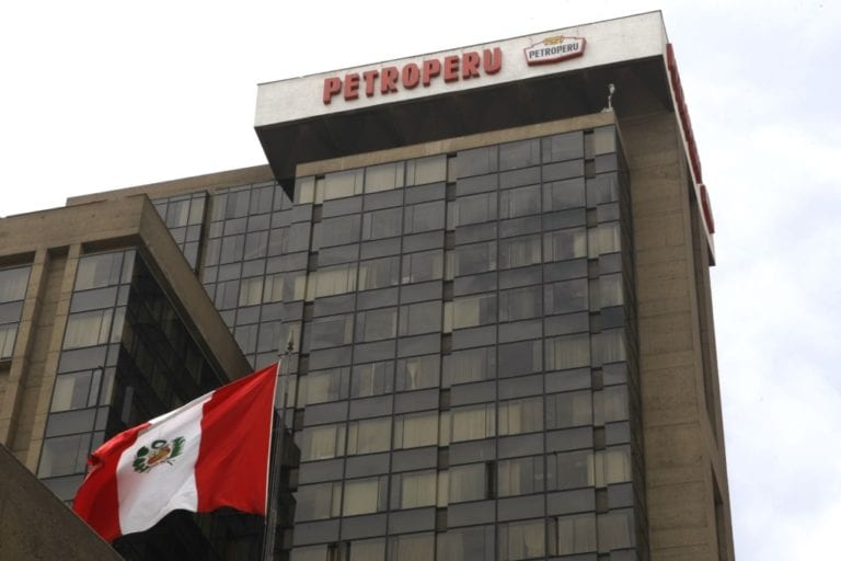 Petroperú firma contrato de venta de combustibles a petrolera estatal boliviana
