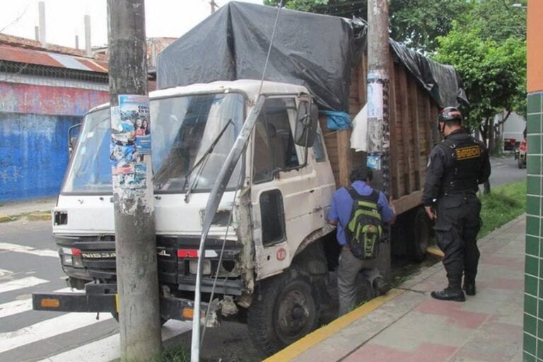 Individuo choca camión contra 3 postes en la Pampa Inalámbrica