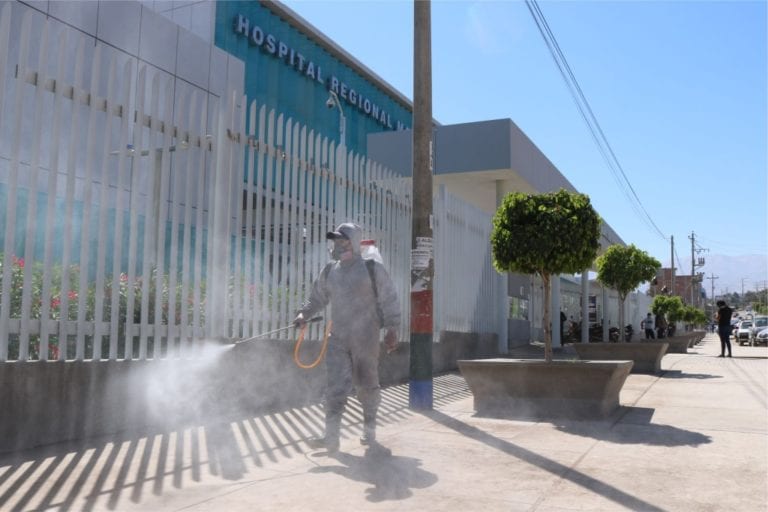Realizan desinfección de calles y viviendas cercanas a hospitales del MINSA y EsSalud