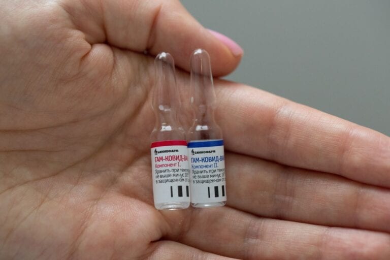 Científicos rusos: críticas a la vacuna se deben a la “lucha por el dinero”