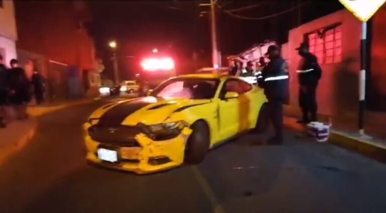 Prolongación Iquitos: Auto Ford Mustang derrapa y choca contra vivienda