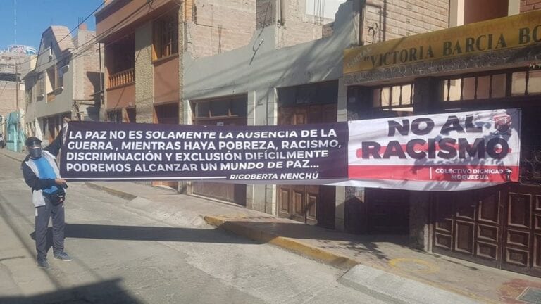 Club Moquegua colocó carteles contra el racismo en el frontis de su local