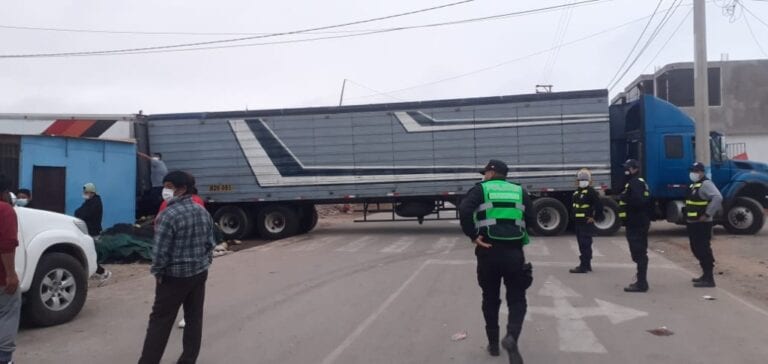 Intervienen camión que bloqueaba vía pública en Matarani