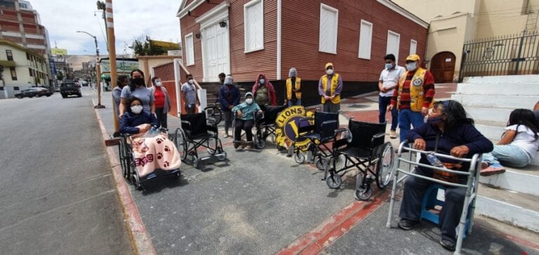 Club de Leones entrega sillas de ruedas a personas con discapacidad
