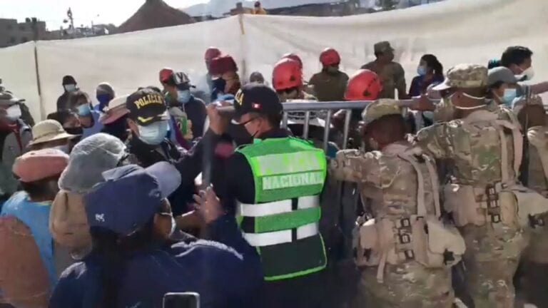 Se registran enfrentamientos entre comerciantes de Feria El Altiplano y Fuerzas Armadas 