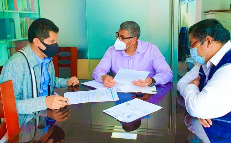 Alcalde Raúl Rodríguez gestiona personal médico y avances para construcción de nuevo centro de salud