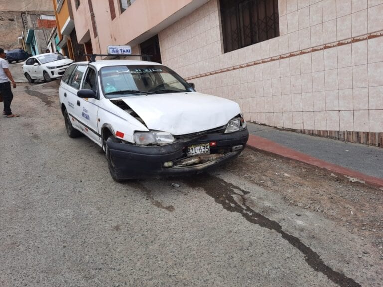 Vehículo choca con otro tras falla en freno de mano