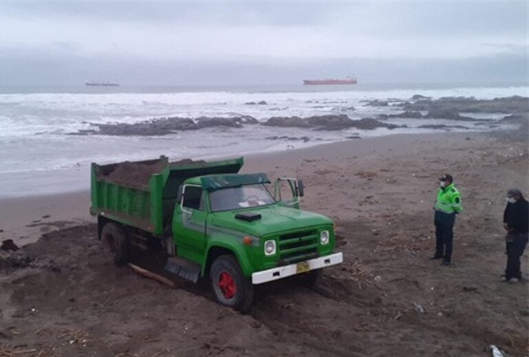 Intervienen camión volquete cuando extraía arena de playa Media Luna