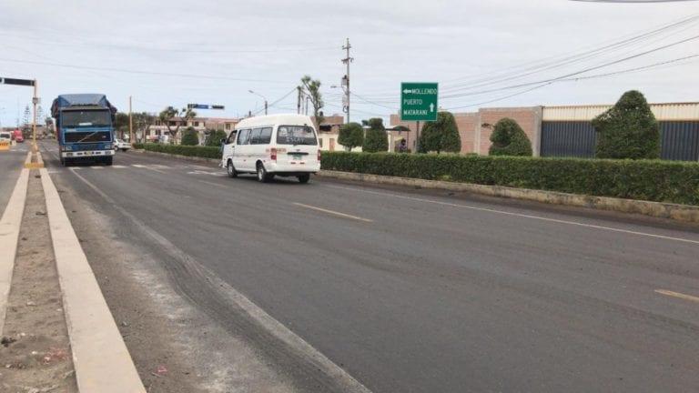 Vía resbalosa produce choque de dos tráileres