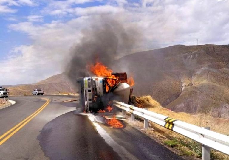 Moquegua: Tres personas mueren calcinadas en despiste de camión cargado de ganado