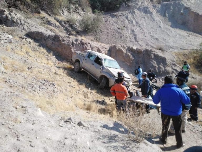 Camioneta vuelca en carretera Quinistaquillas y deja dos heridos