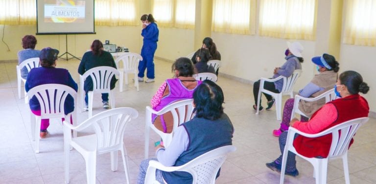 Capacitan a socias de comedores populares en Punta de Bombón