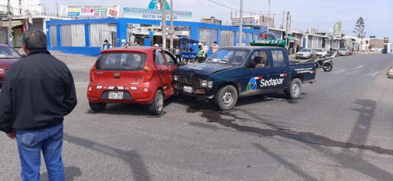 Colectivo y camioneta de Sedapar chocan en Alto Inclán