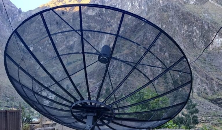 Dan mantenimiento de estaciones de radio y TV en zona alejada de Caylloma