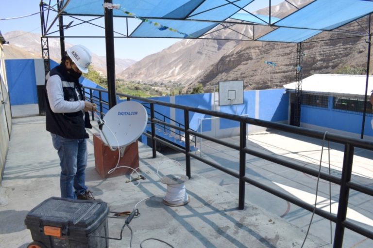 Gobierno Regional Moquegua instala tv satelital en distritos de La Capilla y Puquina