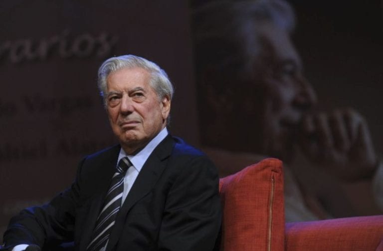Mario Vargas Llosa se encuentra hospitalizado desde el sábado por covid-19