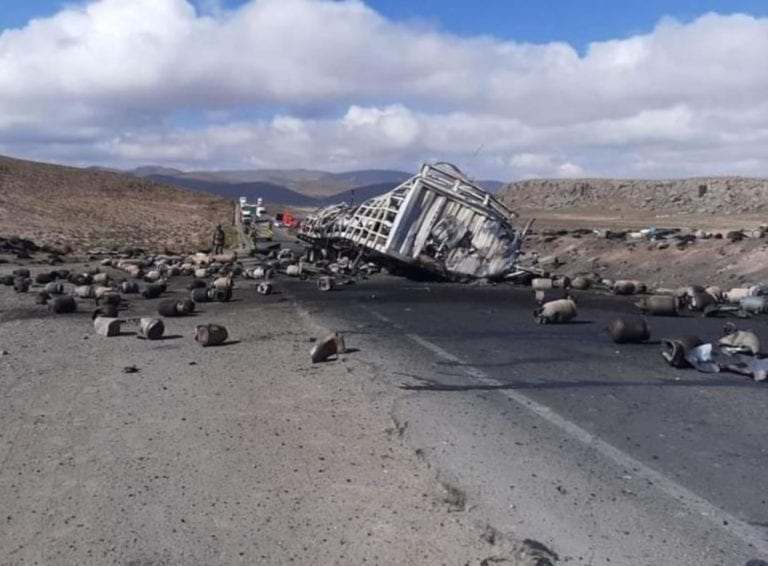 Semi tráiler con balones de gas explota en la vía Arequipa-Juliaca