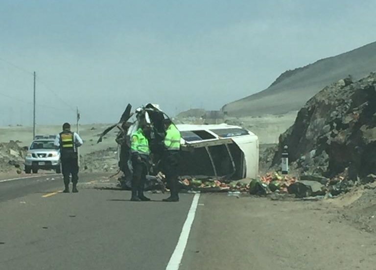 Vehículo cargado de sandías que tenía como destino Ilo vuelca en la costanera