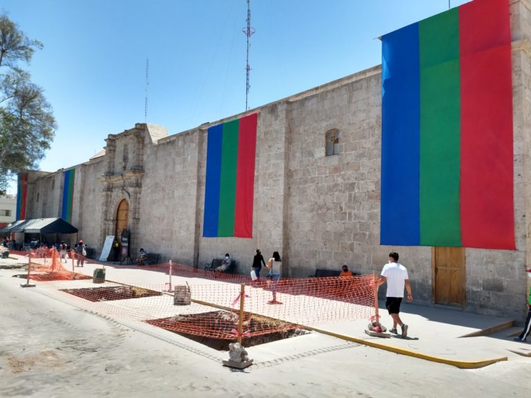 Muro matriz luce banderolas en el mes de Moquegua
