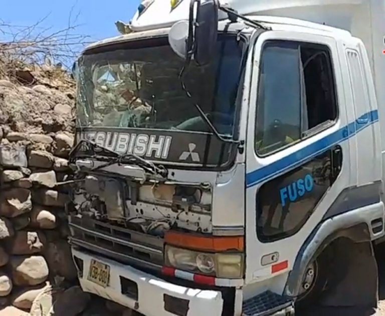 Camión se despista y se estrella contra muro de piedras