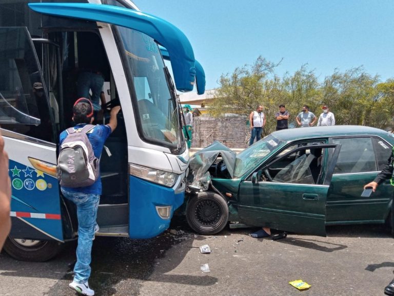 Auto y bus de Del Carpio chocan frontalmente