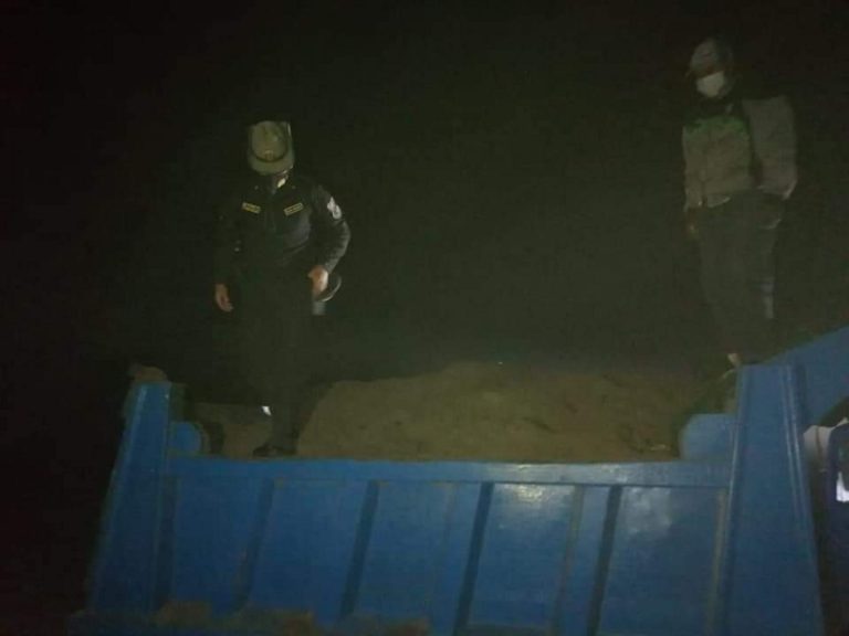 Nueve personas son intervenidas extrayendo arena de playa Tronco de Oro