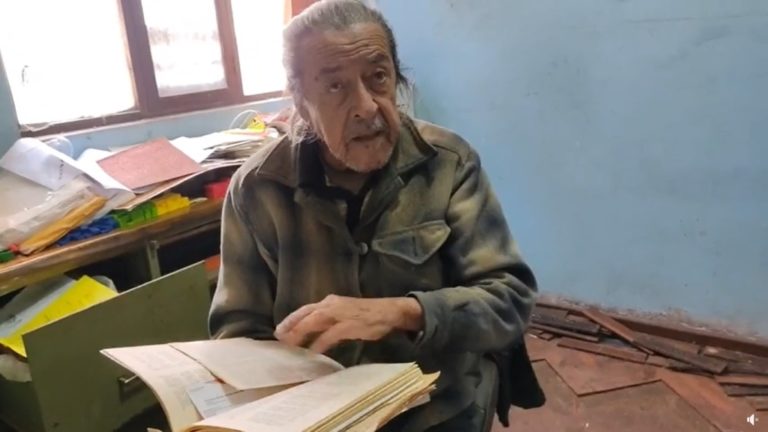 Ciudadano de 78 años presenta innovador juego didáctico