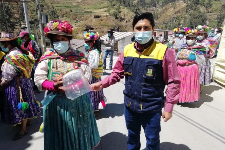 Realizan entrega gratuita de protectores faciales a pobladores de la provincia Mariscal Nieto