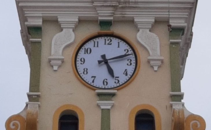Reparan reloj de la iglesia Inmaculada de Mollendo