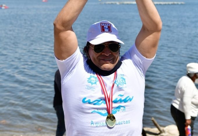 Nadador mollendino participó en exhibición de natación en laguna de Uzuña