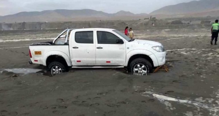 Camioneta queda atollada en playa de Mejía