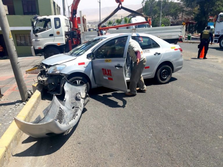 Taxi se estrella contra poste y mujer resulta herida