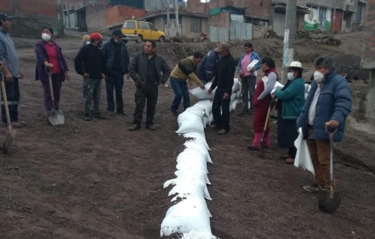 Donan diez mil sacos terreros para prevenir estragos por lluvias en Arequipa