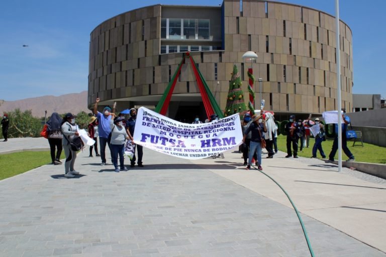 Servidores del Hospital Regional mantienen protestas y llegaron al GORE Moquegua