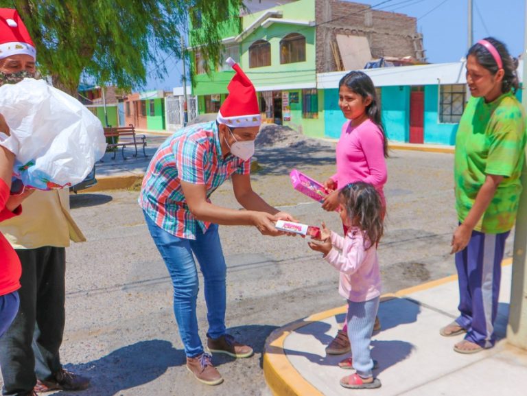 Niños reciben presentes por navidad por parte de municipio punteño