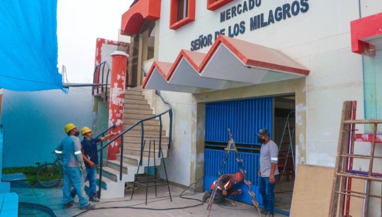 Informan avances en trabajos de mantenimiento del mercado de Punta de Bombón