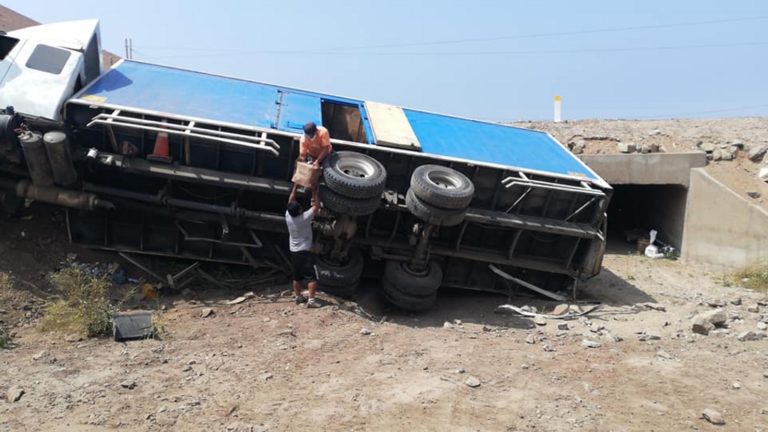 Tras sufrir accidente, camión fue asaltado por desconocidos