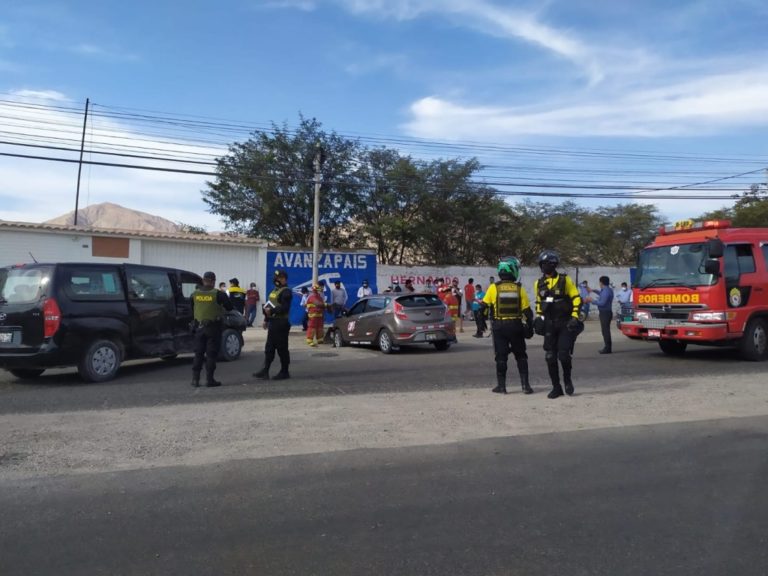 Violento choque entre minivan y automóvil en Samegua 