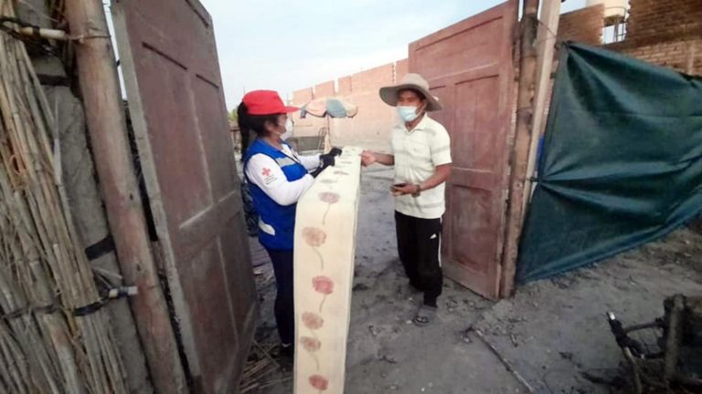 Entregan donaciones a familia que lo perdió todo en incendio