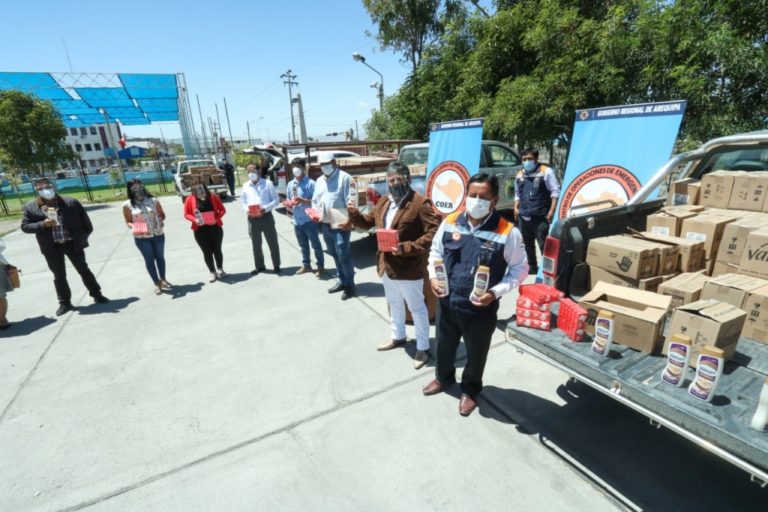 COER Arequipa entrega kits de aseo personal a municipios costeros