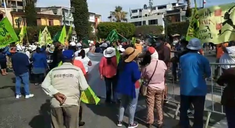 Manifestantes del valle llegaron a Mollendo en marcha de protesta