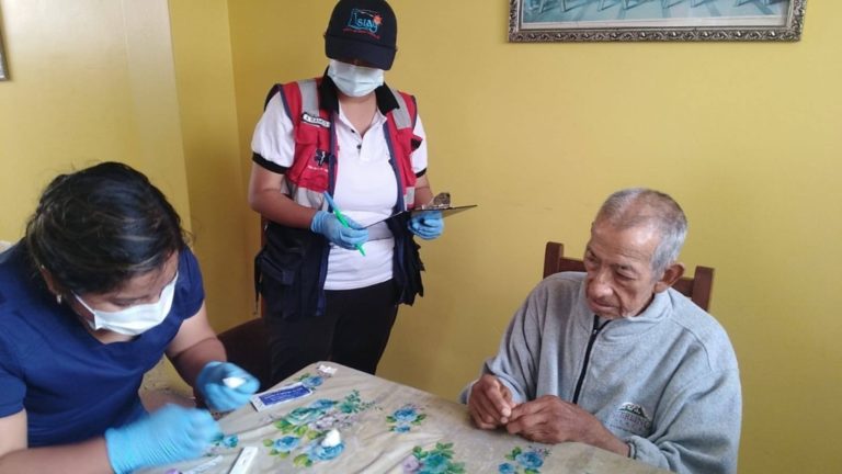 Visitan ancianitos para monitorear su salud