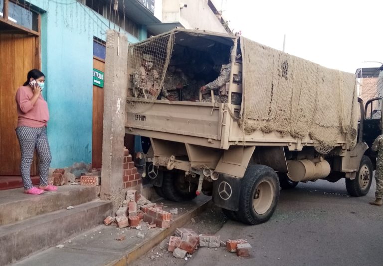 Viejo camión del Ejército Peruano derrumba pared y choca minivan