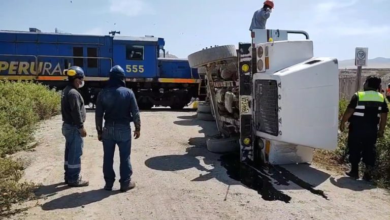 Locomotora de Perú Rail impacta violentamente a camión cisterna