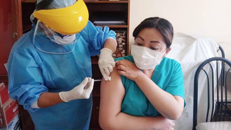 Enfermera del Goyeneche es la primera vacunada en Arequipa