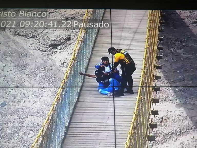 Carlos Gonzales evitando que joven varón cumpla su objetivo.