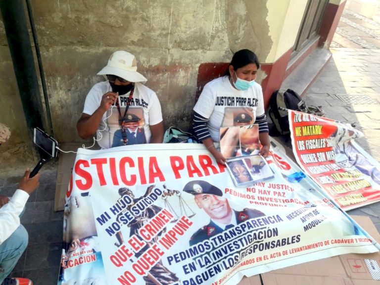 Padres de joven hallado muerto en Escuela PNP inician huelga de hambre