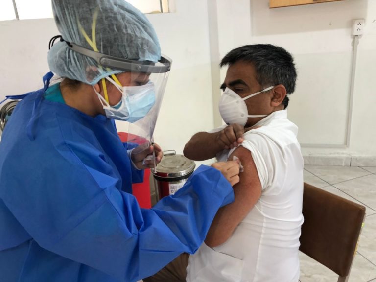 Perú empezó a vacunar contra el coronavirus a sus primeros médicos