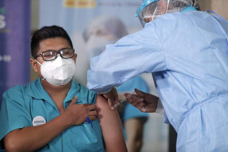 7,268 trabajadores de salud ya han sido vacunados contra el covid-19