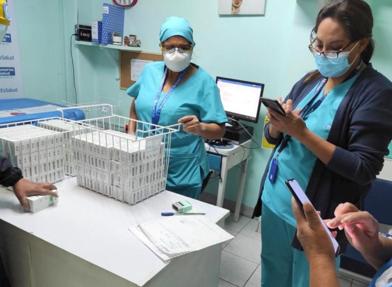 Para inmunizar administrativos: Mañana llega tercera remesa de vacunas a Islay